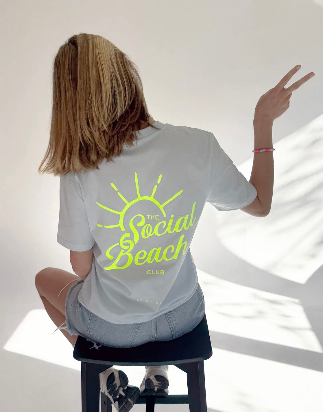 THE SOCIAL BEACH CLUB – Damen T-Shirt in Hellblau mit Neon-Print