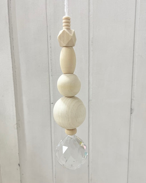 Handgemachter Suncatcher Sonnenfänger mit Natur-Holzperlen, Boho-Fensterdeko