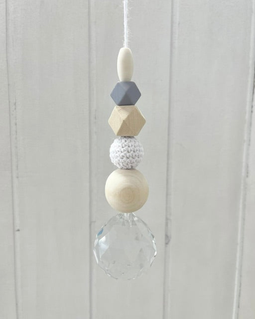 Handgemachter Suncatcher Sonnenfänger No10 mit Holzperlen, weiß, Boho-Fensterdeko