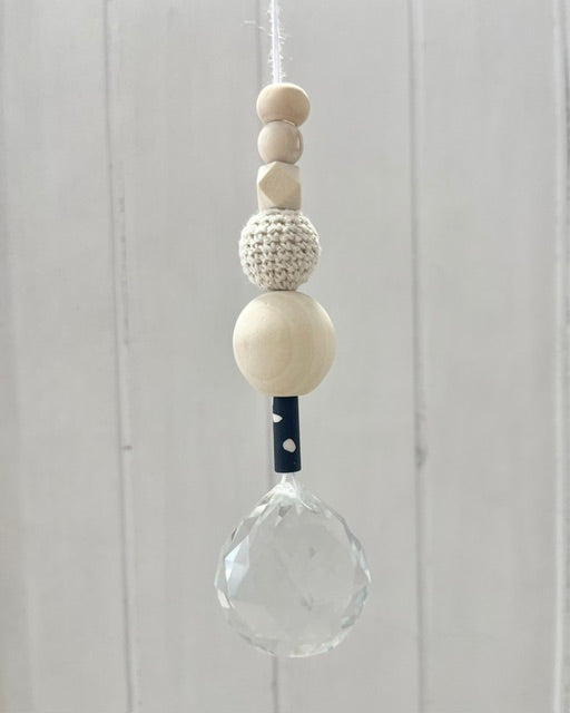 Handgemachter Suncatcher Sonnenfänger No6 mit Holzperlen, Natur/schwarz, Boho-Fensterdeko