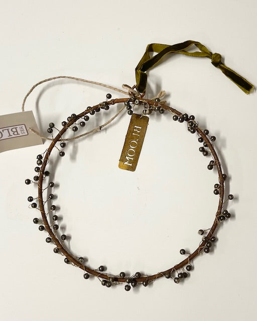 Mini-Kranz „Nordische Eleganz“ – Braun mit Mini-Metallperlen und Samtband, 12cm