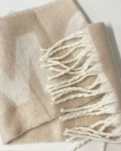 Ein Hauch von Liebe – der beige-weiße „AMOUR“-Schal mit Fransen, 2m