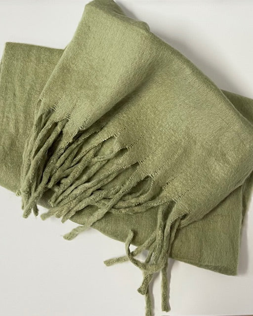 Wenn der Winter kommt … dein kuscheliger Begleiter in Olivgrün, Schal mit Fransen, 2m