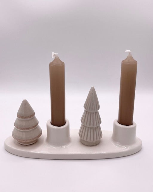 Nordische Gemütlichkeit – Kerzenleuchter mit Tannenbäumchen in Creme