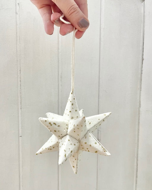 3D-Stern aus Papier in Cremeweiß mit goldenen Punkten