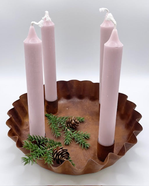 Rustikale Adventsschale – Kerzenteller aus Metall mit gewelltem Rand