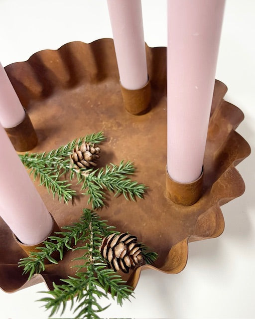 Rustikale Adventsschale – Kerzenteller aus Metall mit gewelltem Rand
