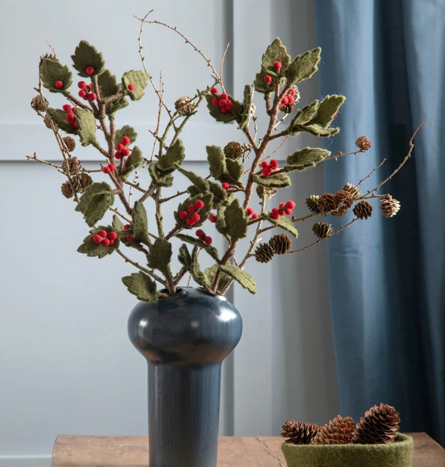 Gry & Sif Stechpalmenzweig aus Filz – Handgefilzte Winterdeko mit Herz