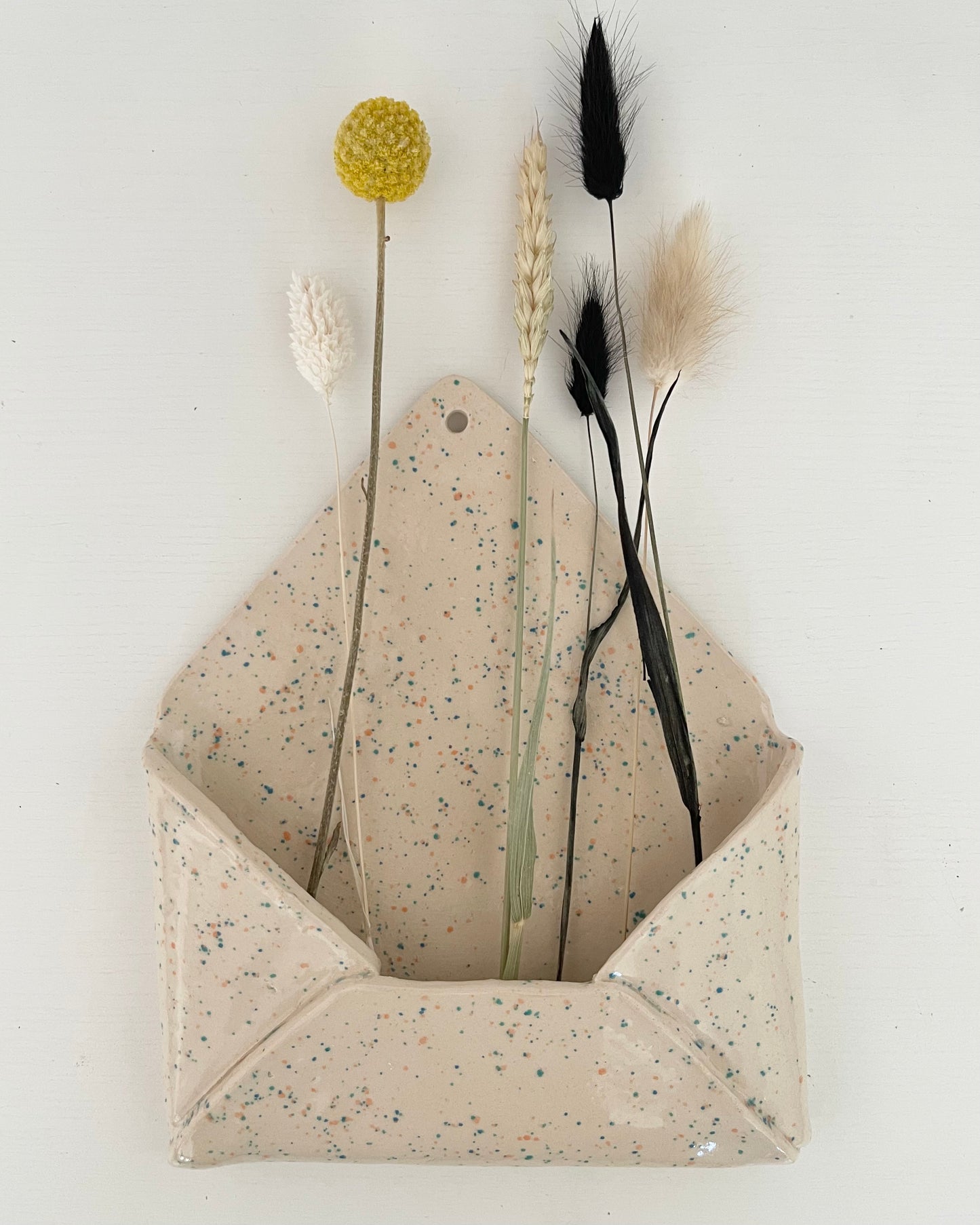 Handgetöpferter Keramik-Liebesbrief - Wanddekoration in Mint oder Creme mit Pünktchen