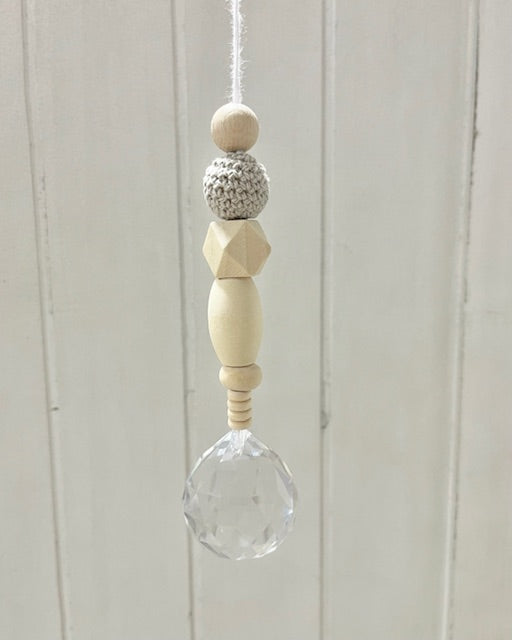 Handgemachter Suncatcher Sonnenfänger mit Natur-Holzperlen, Boho-Fensterdeko