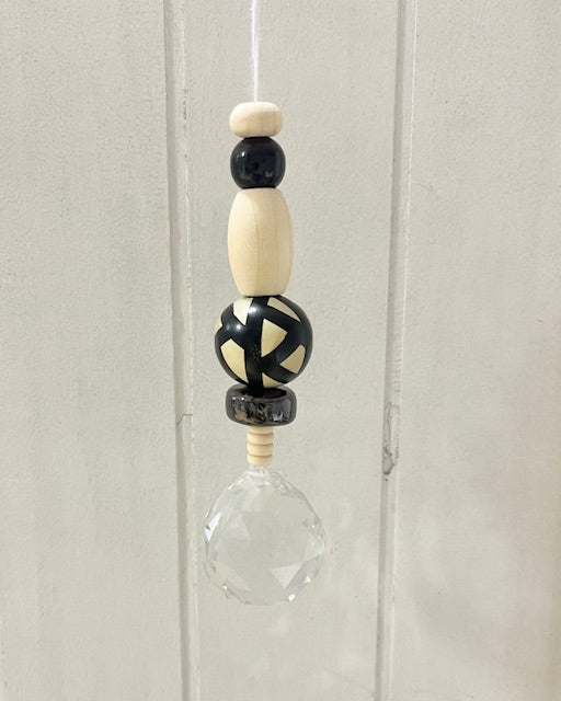 Handgemachter Suncatcher Sonnenfänger No7 mit Natur-Holzperlen schwarz/weiß, Boho-Fensterdeko