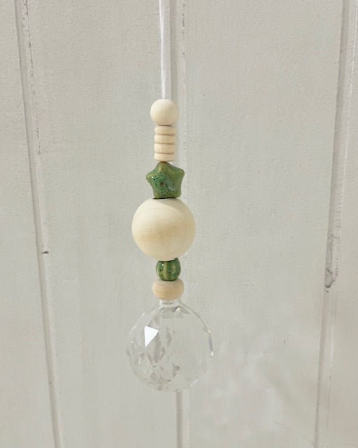 Handgemachter Suncatcher Sonnenfänger No1 mit Holzperlen und Keramikperlen in 4 verschiedenen Farben, Boho-Fensterdeko