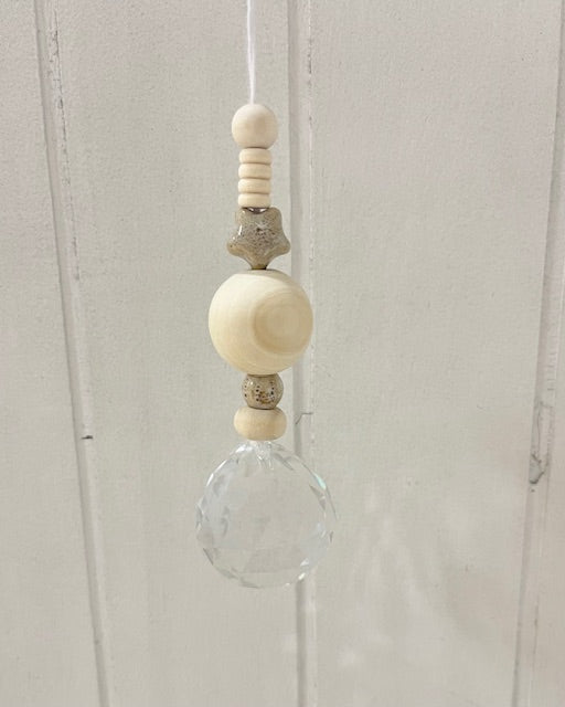 Handgemachter Suncatcher Sonnenfänger No1 mit Holzperlen und Keramikperlen in 4 verschiedenen Farben, Boho-Fensterdeko