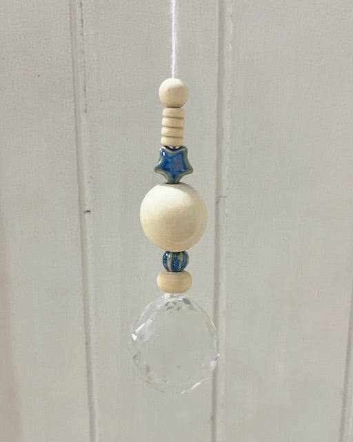 Handgemachter Suncatcher Sonnenfänger No1 mit Holzperlen und Keramikperlen in 4 verschiedenen Farben, Boho-Fensterdeko
