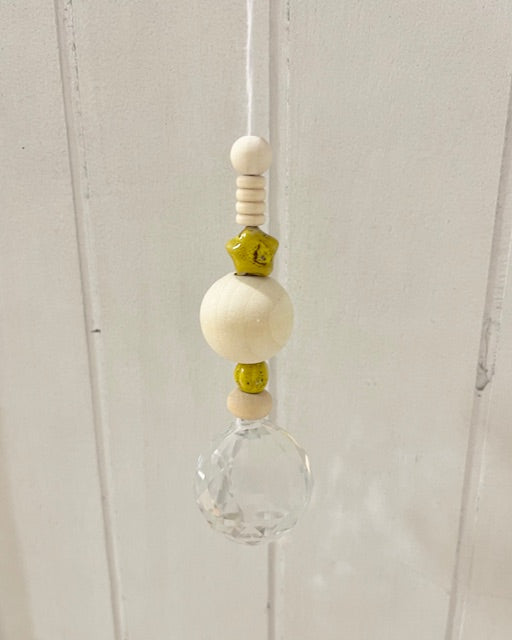 Handgemachter Suncatcher Sonnenfänger No1 mit Holzperlen und Keramikperlen in 4 verschiedenen Farben, Boho-Fensterdeko