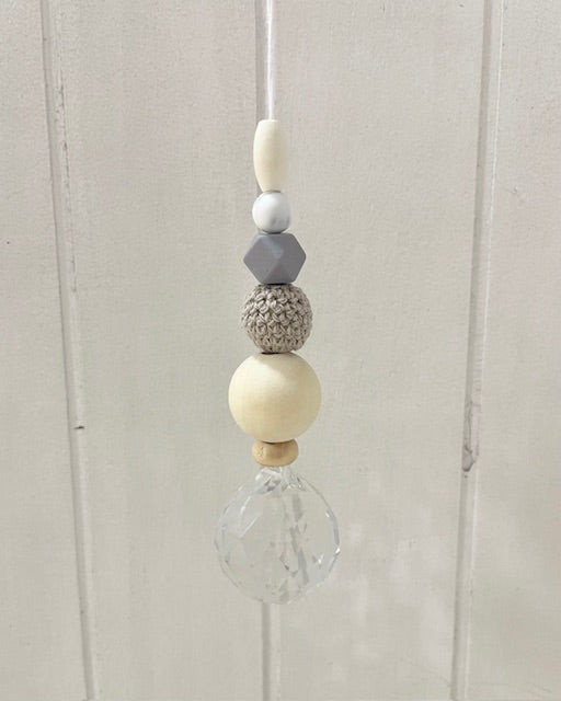 Handgemachter Suncatcher Sonnenfänger No2 mit Holzperlen, Natur/Grautöne, Boho-Fensterdeko