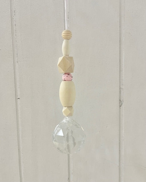 Handgemachter Suncatcher Sonnenfänger No4 mit Holzperlen, Natur/rosa-bunt, Boho-Fensterdeko