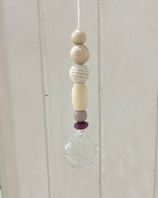 Handgemachter Suncatcher Sonnenfänger No5 mit Holzperlen, Natur/lila,  Boho-Fensterdeko