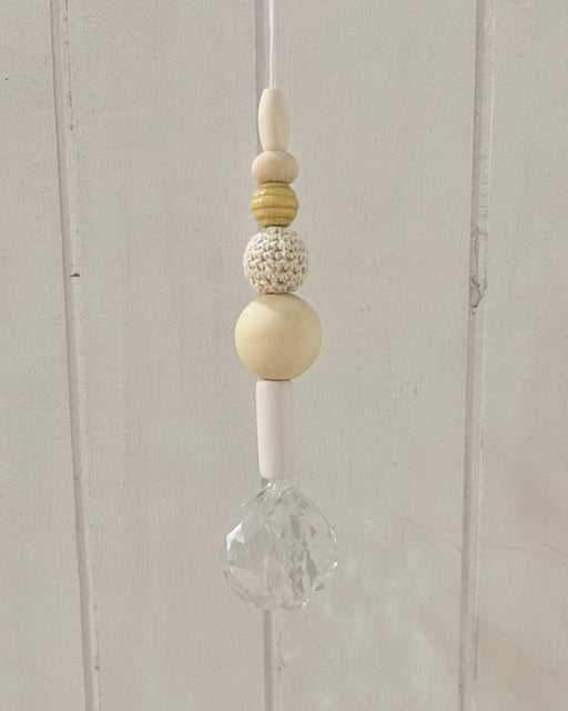 Handgemachter Suncatcher Sonnenfänger No6 mit Holzperlen, Natur/weiß, Boho-Fensterdeko