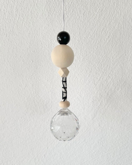 Handgemachter Suncatcher Sonnenfänger No16 mit Holzperlen, schwarz/weiß, Boho-Fensterdeko