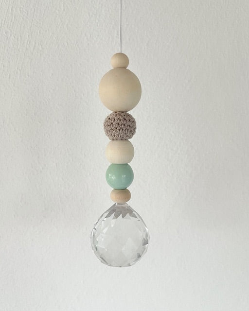 Handgemachter Suncatcher Sonnenfänger No18 mit Holzperlen, mint, Boho-Fensterdeko