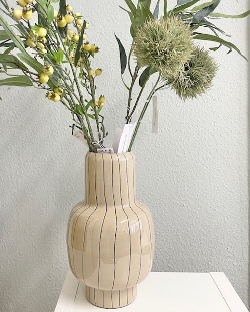 Metallvase in Beige mit handgemalten schwarzen Streifen – 36 cm – Moderne Designvase