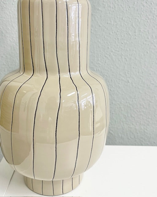 Metallvase in Beige mit handgemalten schwarzen Streifen – 36 cm – Moderne Designvase