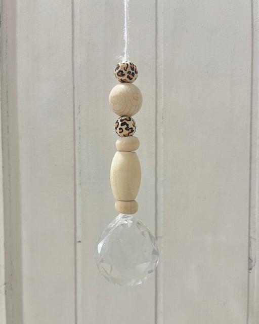 Handgemachter Suncatcher Sonnenfänger No11 mit Holzperlen, Leo Boho-Fensterdeko