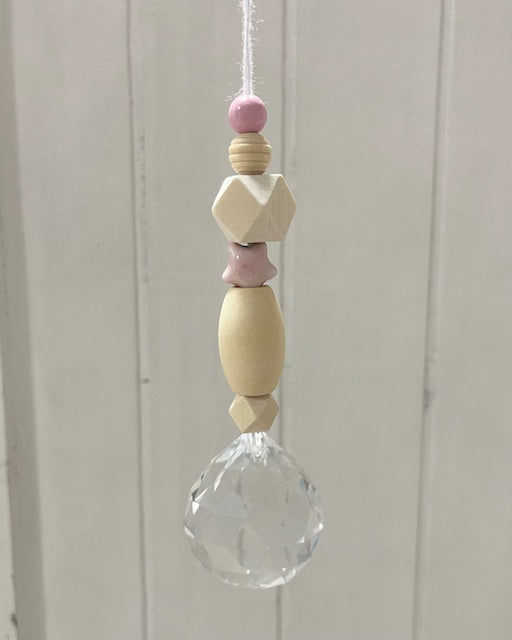 Handgemachter Suncatcher Sonnenfänger No4 mit Holzperlen, Natur/rosa, Boho-Fensterdeko