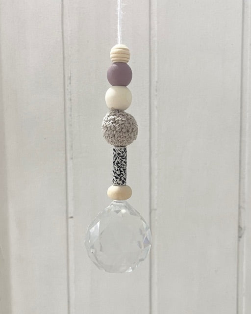 Handgemachter Suncatcher Sonnenfänger No9 mit Holzperlen, Natur/mauve Boho-Fensterdeko